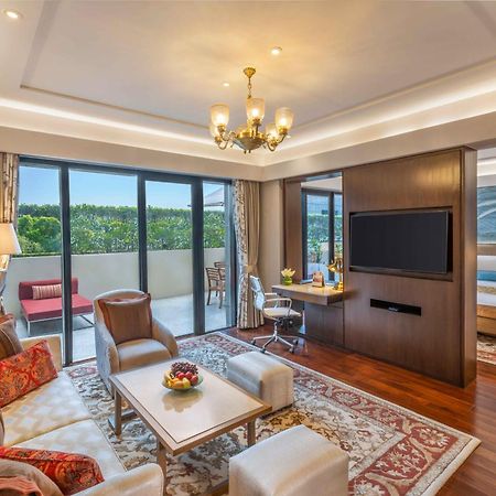 The Leela Ambience Convention Hotel Delhi Νέο Δελχί Εξωτερικό φωτογραφία Suite at The Oberoi, Mumbai