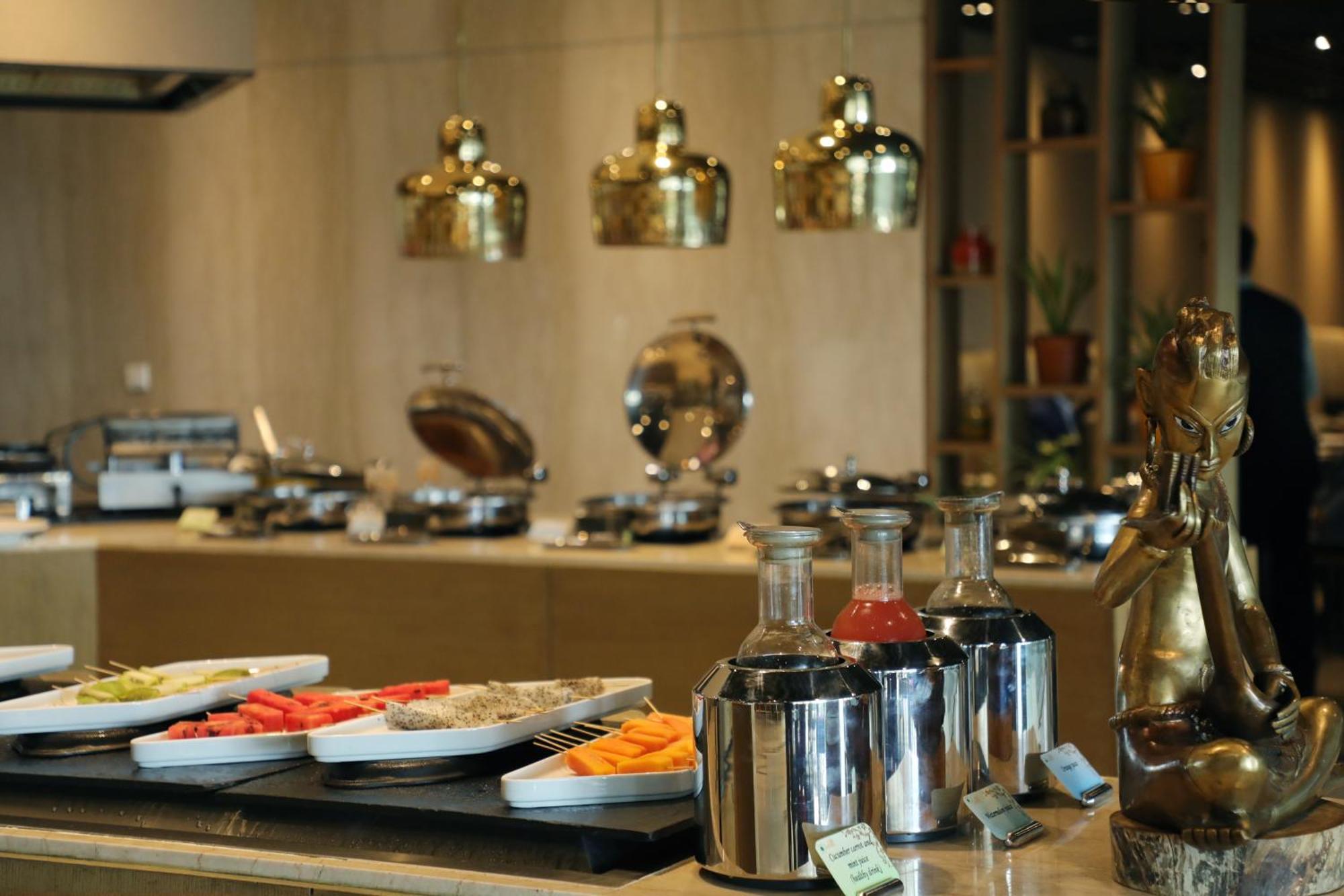 The Leela Ambience Convention Hotel Delhi Νέο Δελχί Εξωτερικό φωτογραφία A buffet at a hotel