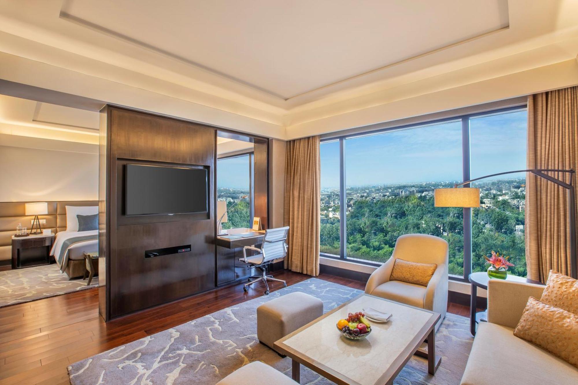 The Leela Ambience Convention Hotel Delhi Νέο Δελχί Εξωτερικό φωτογραφία Suite at the hotel