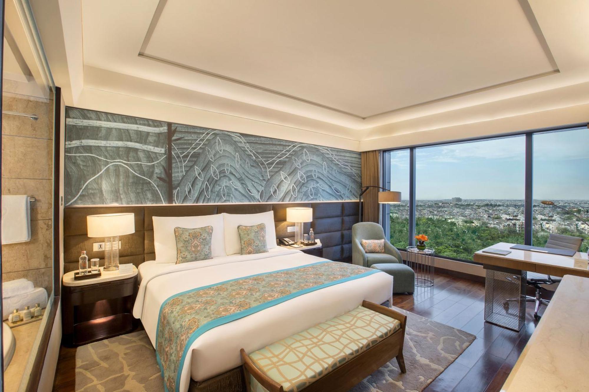 The Leela Ambience Convention Hotel Delhi Νέο Δελχί Εξωτερικό φωτογραφία A room at the Taj Mahal Palace