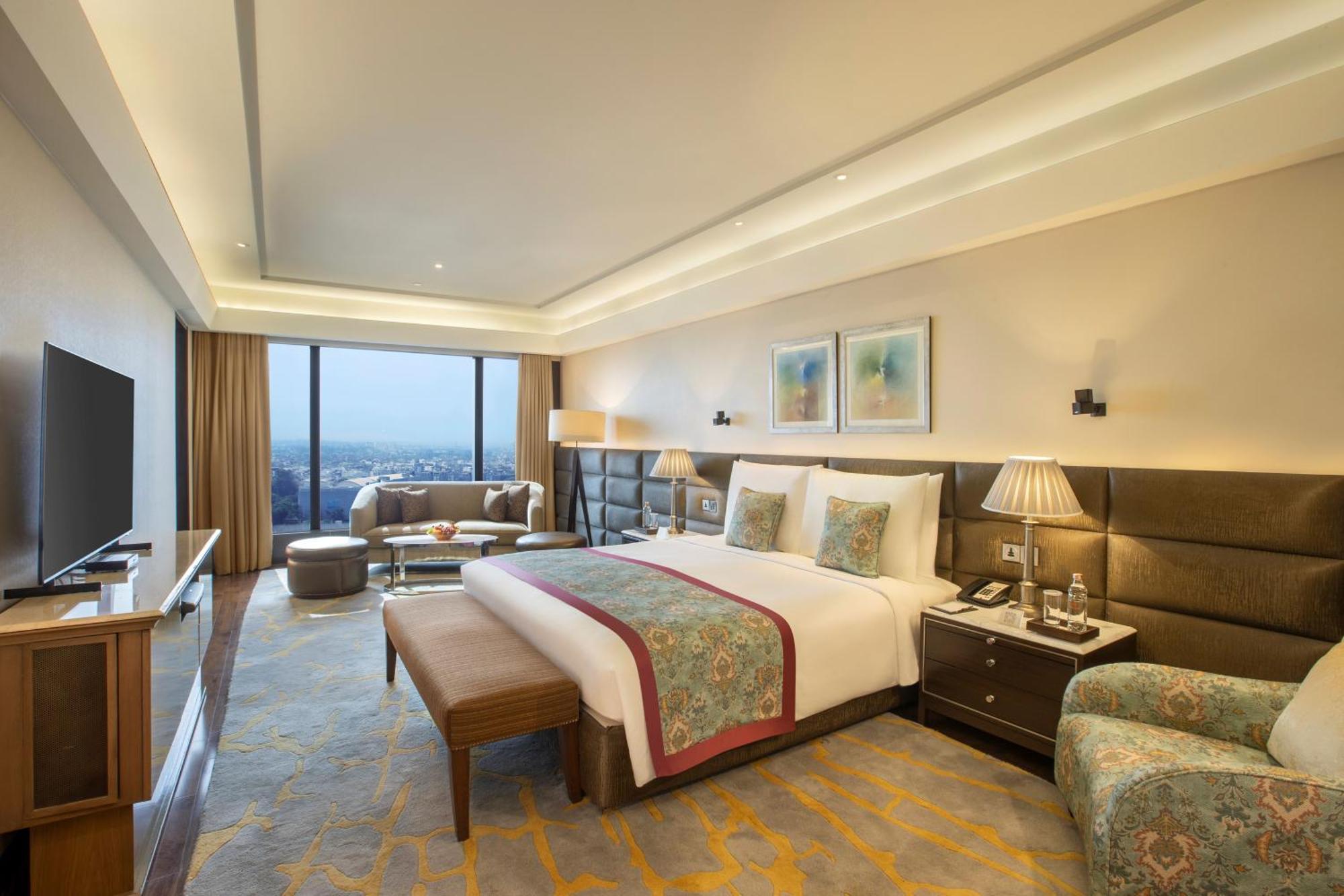 The Leela Ambience Convention Hotel Delhi Νέο Δελχί Εξωτερικό φωτογραφία A suite at the Taj Bengal