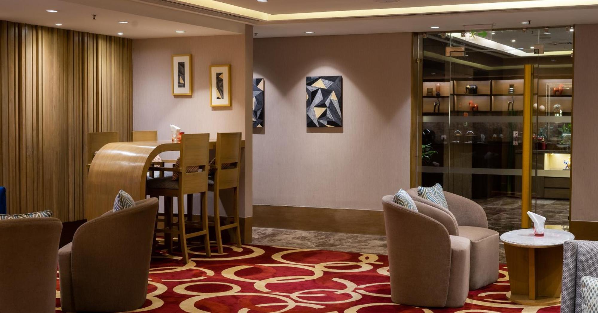 The Leela Ambience Convention Hotel Delhi Νέο Δελχί Εξωτερικό φωτογραφία The interior of the lounge