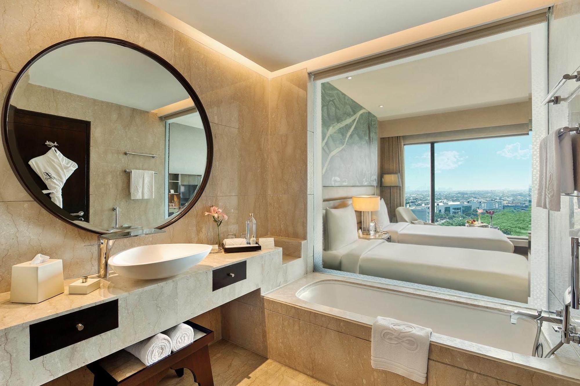 The Leela Ambience Convention Hotel Delhi Νέο Δελχί Εξωτερικό φωτογραφία Bathroom
