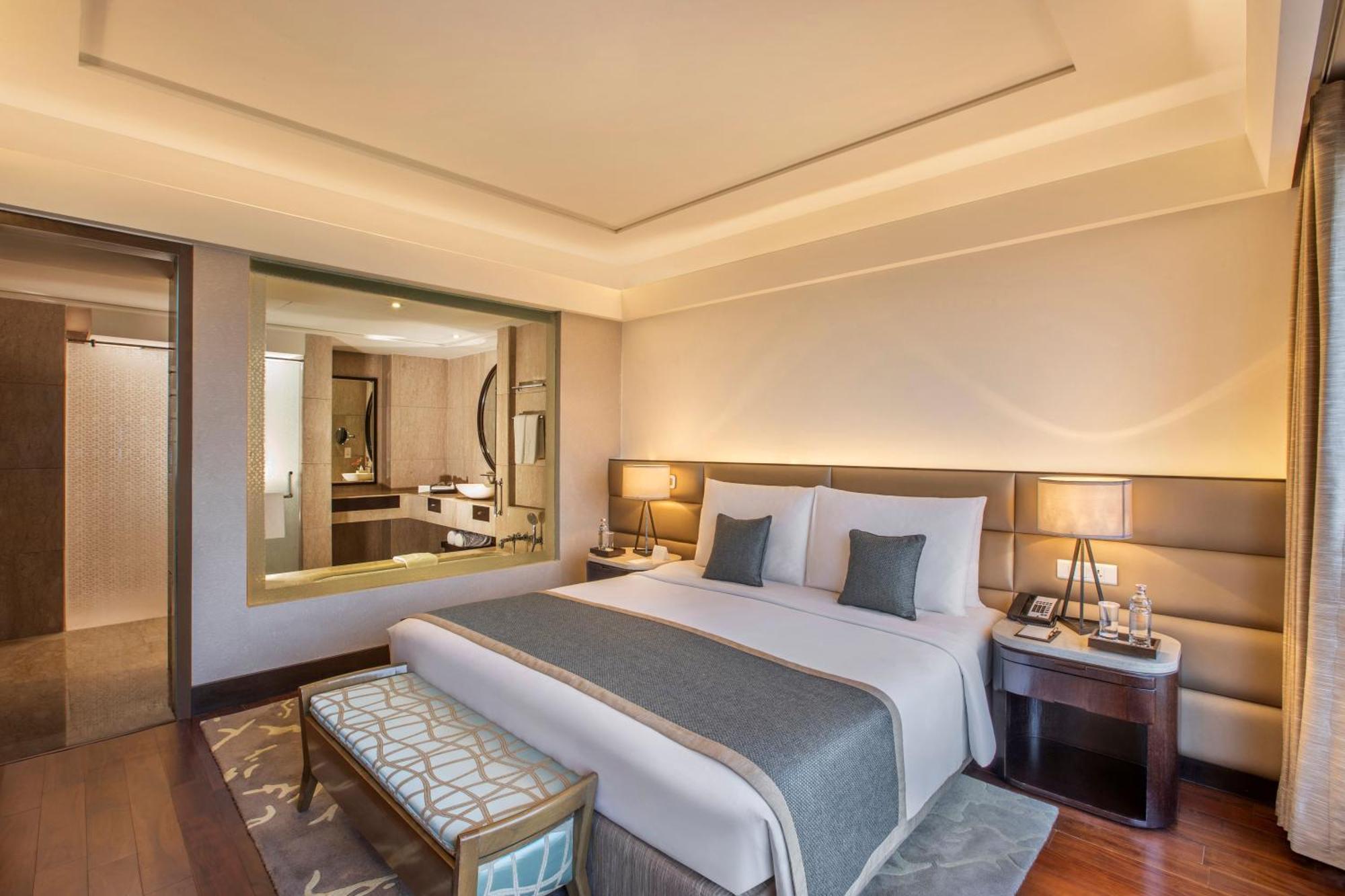 The Leela Ambience Convention Hotel Delhi Νέο Δελχί Εξωτερικό φωτογραφία A bedroom at the Taj Mahal Palace