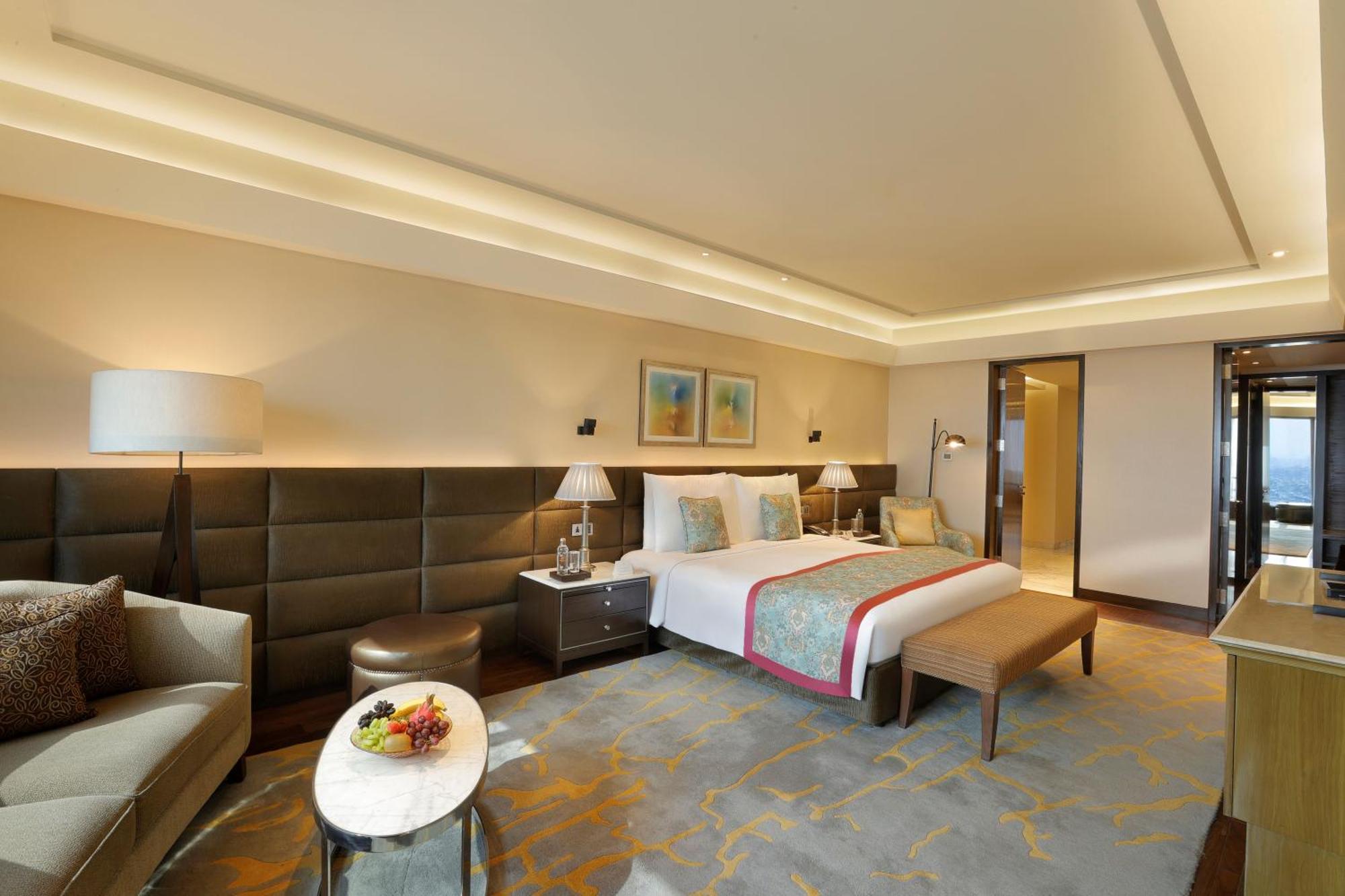 The Leela Ambience Convention Hotel Delhi Νέο Δελχί Εξωτερικό φωτογραφία A suite at the hotel