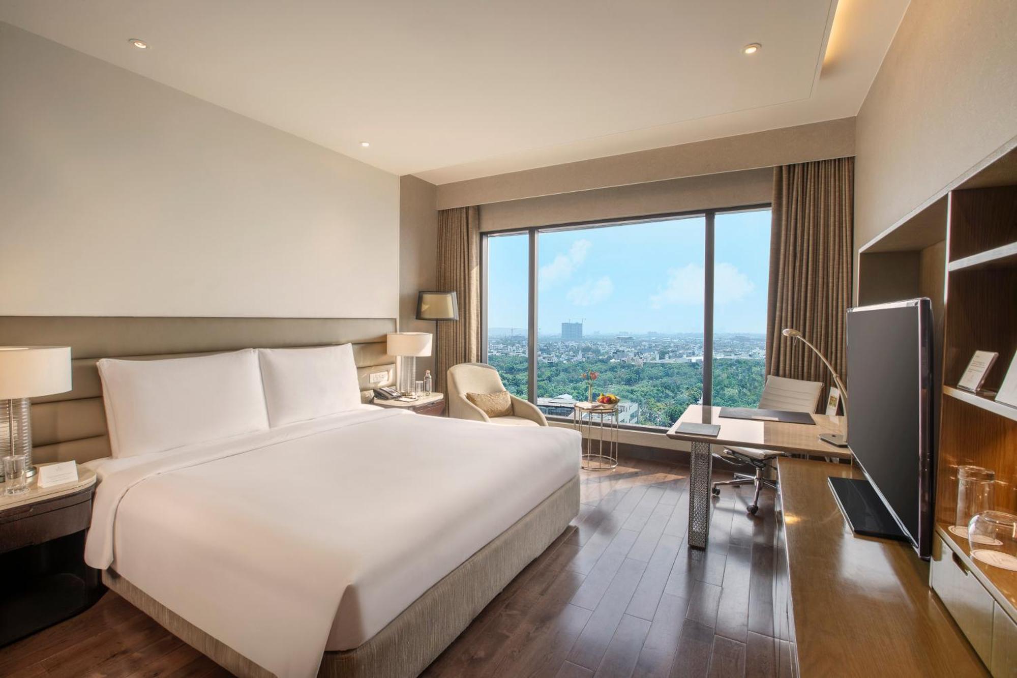 The Leela Ambience Convention Hotel Delhi Νέο Δελχί Εξωτερικό φωτογραφία A room at the hotel
