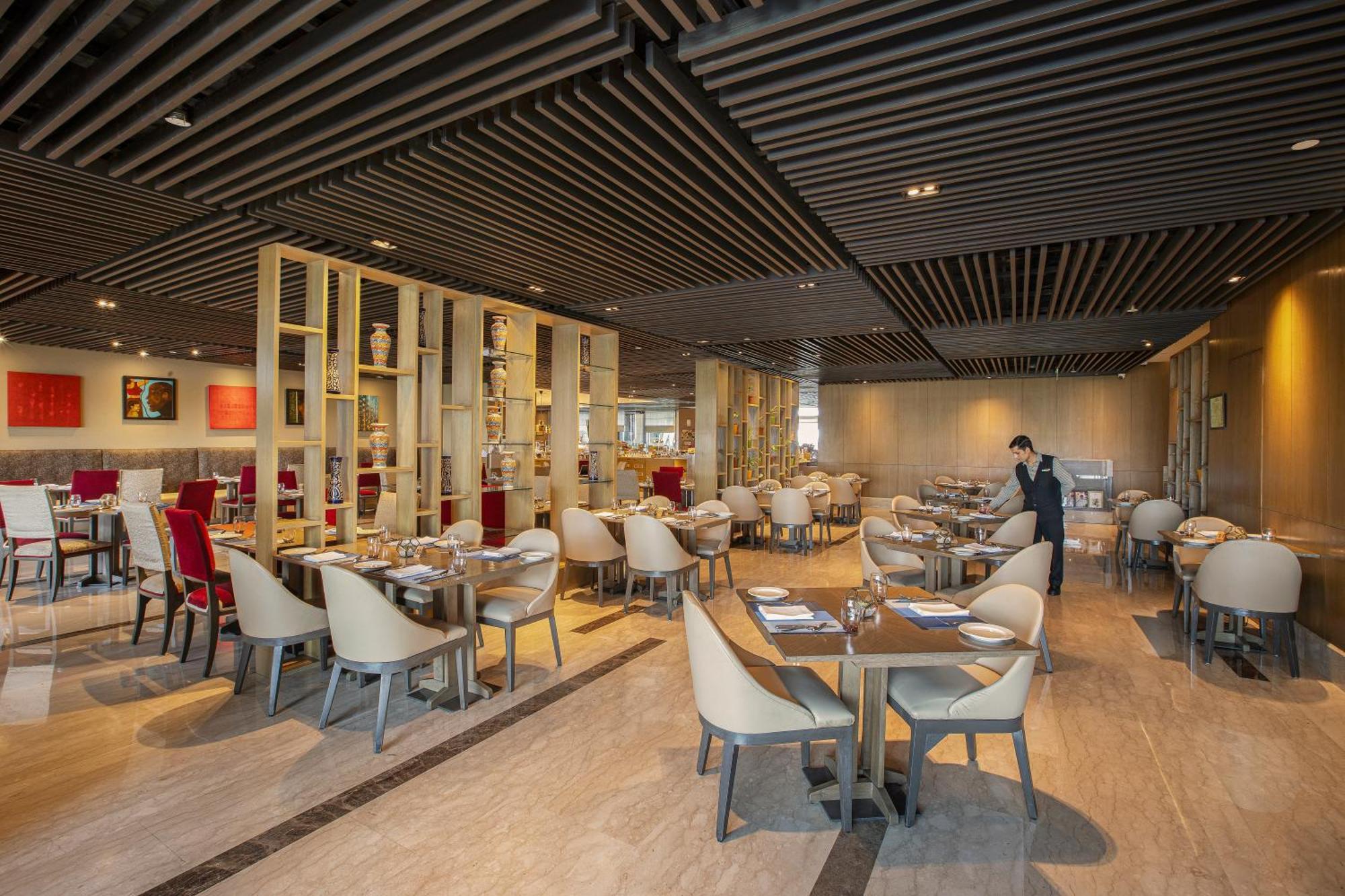 The Leela Ambience Convention Hotel Delhi Νέο Δελχί Εξωτερικό φωτογραφία The restaurant