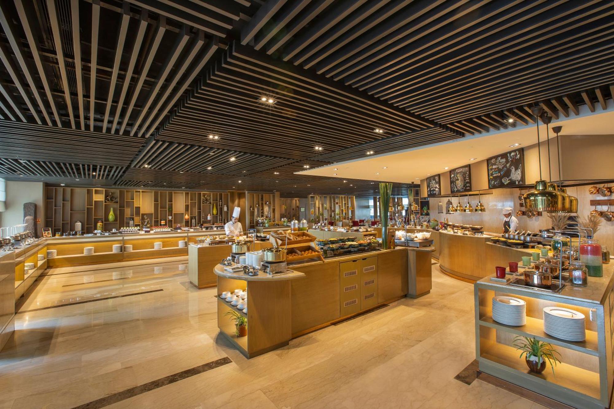 The Leela Ambience Convention Hotel Delhi Νέο Δελχί Εξωτερικό φωτογραφία The buffet at the hotel