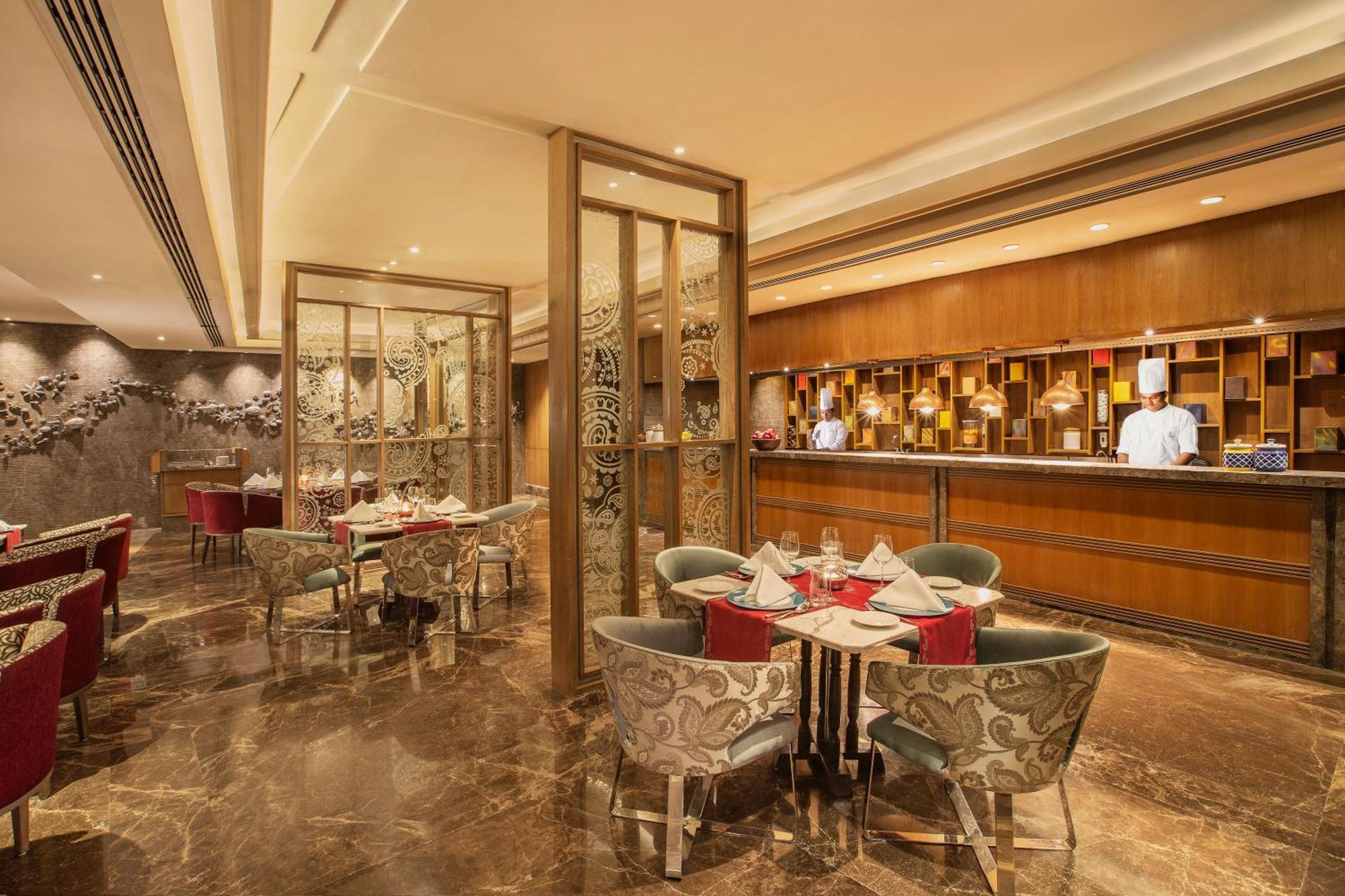 The Leela Ambience Convention Hotel Delhi Νέο Δελχί Εξωτερικό φωτογραφία The Bar