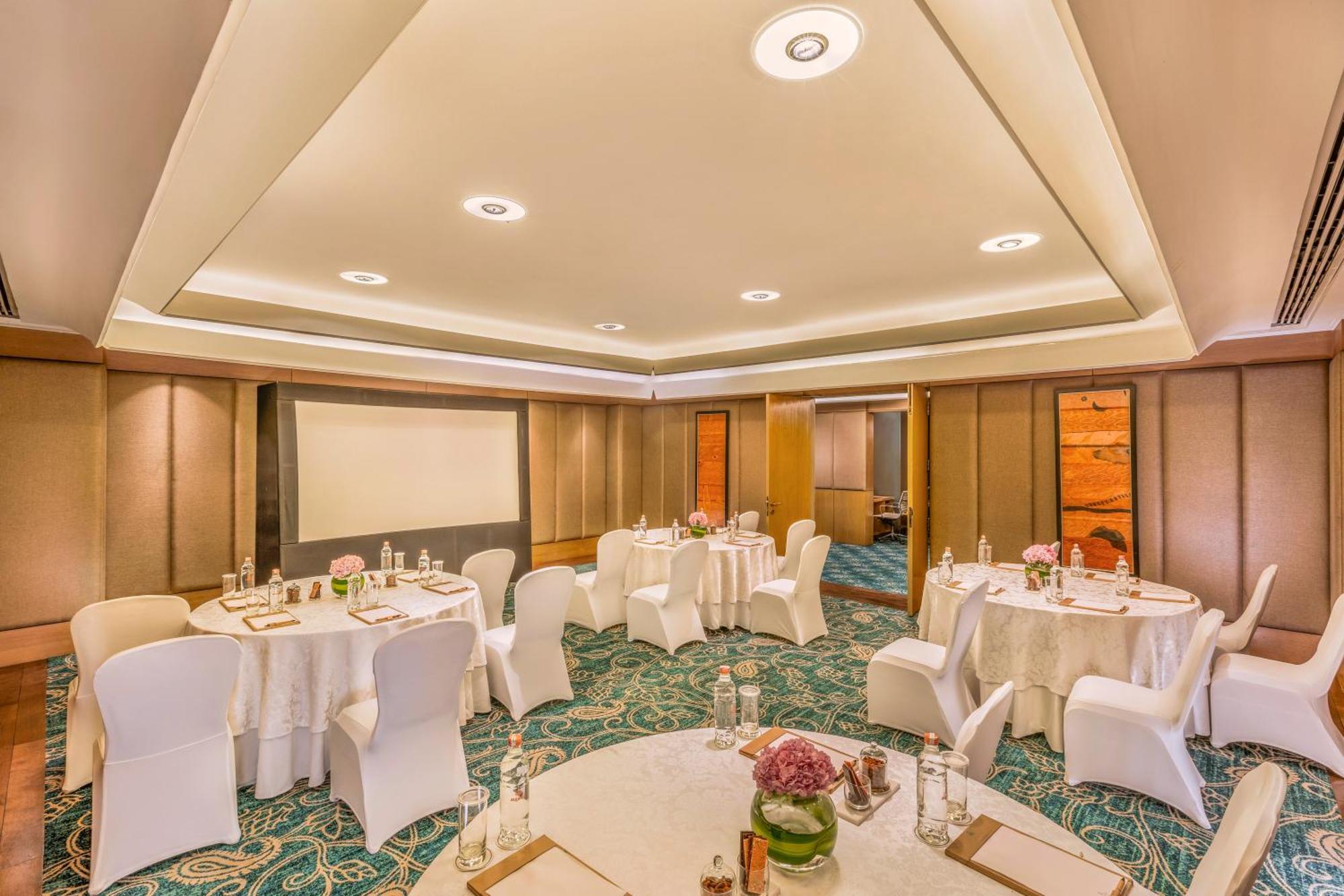 The Leela Ambience Convention Hotel Delhi Νέο Δελχί Εξωτερικό φωτογραφία The Royal