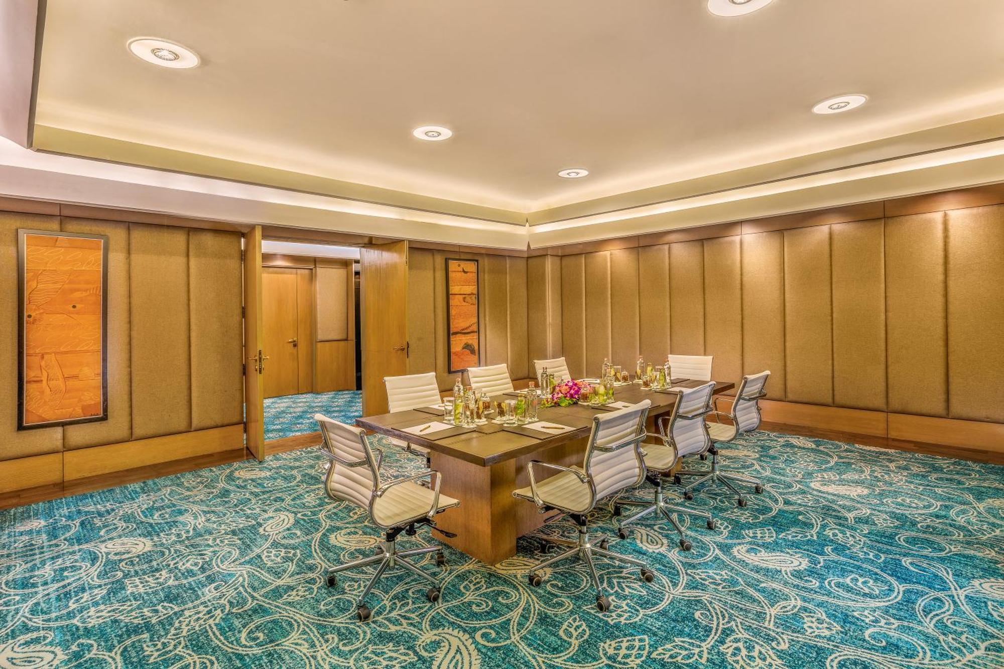 The Leela Ambience Convention Hotel Delhi Νέο Δελχί Εξωτερικό φωτογραφία Meeting room at the hotel