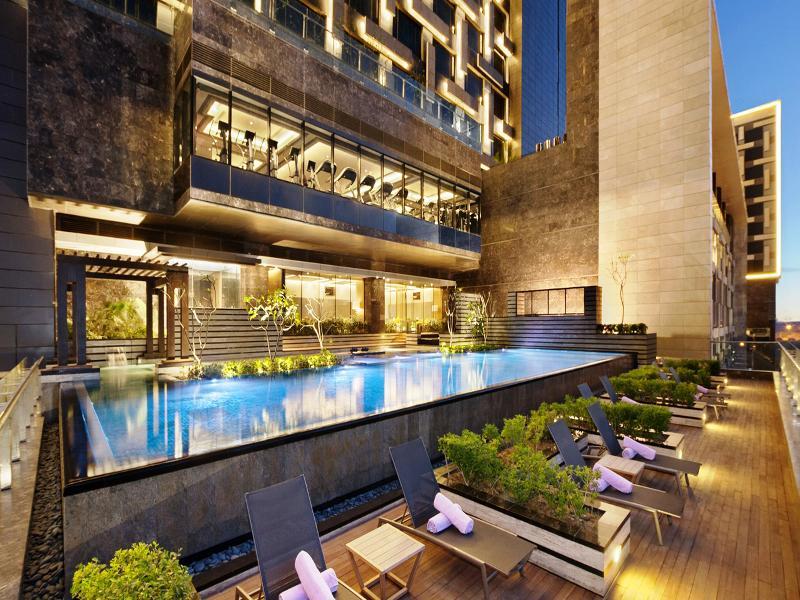 The Leela Ambience Convention Hotel Delhi Νέο Δελχί Εξωτερικό φωτογραφία The swimming pool at the hotel