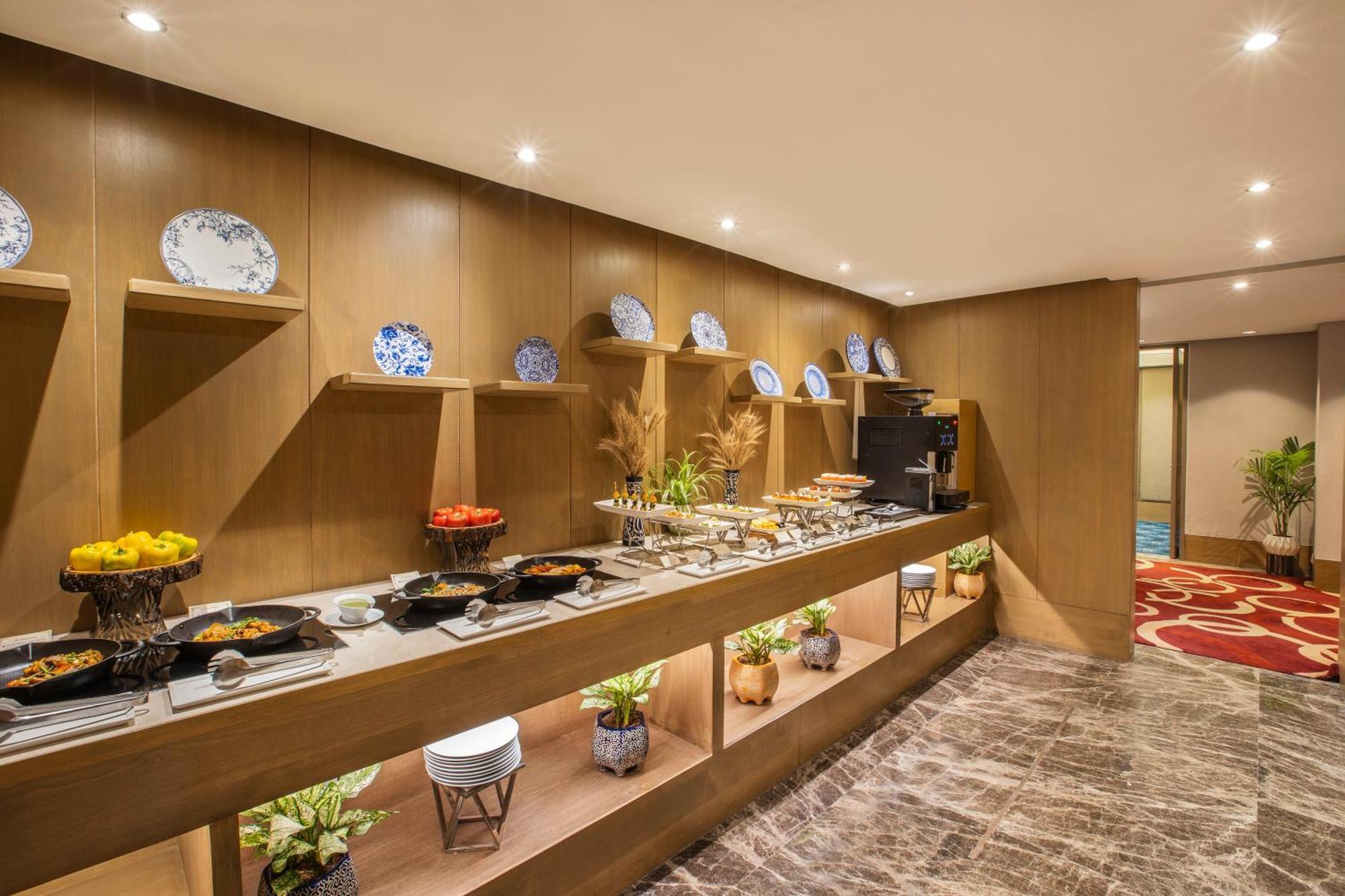 The Leela Ambience Convention Hotel Delhi Νέο Δελχί Εξωτερικό φωτογραφία The Club Lounge at the hotel