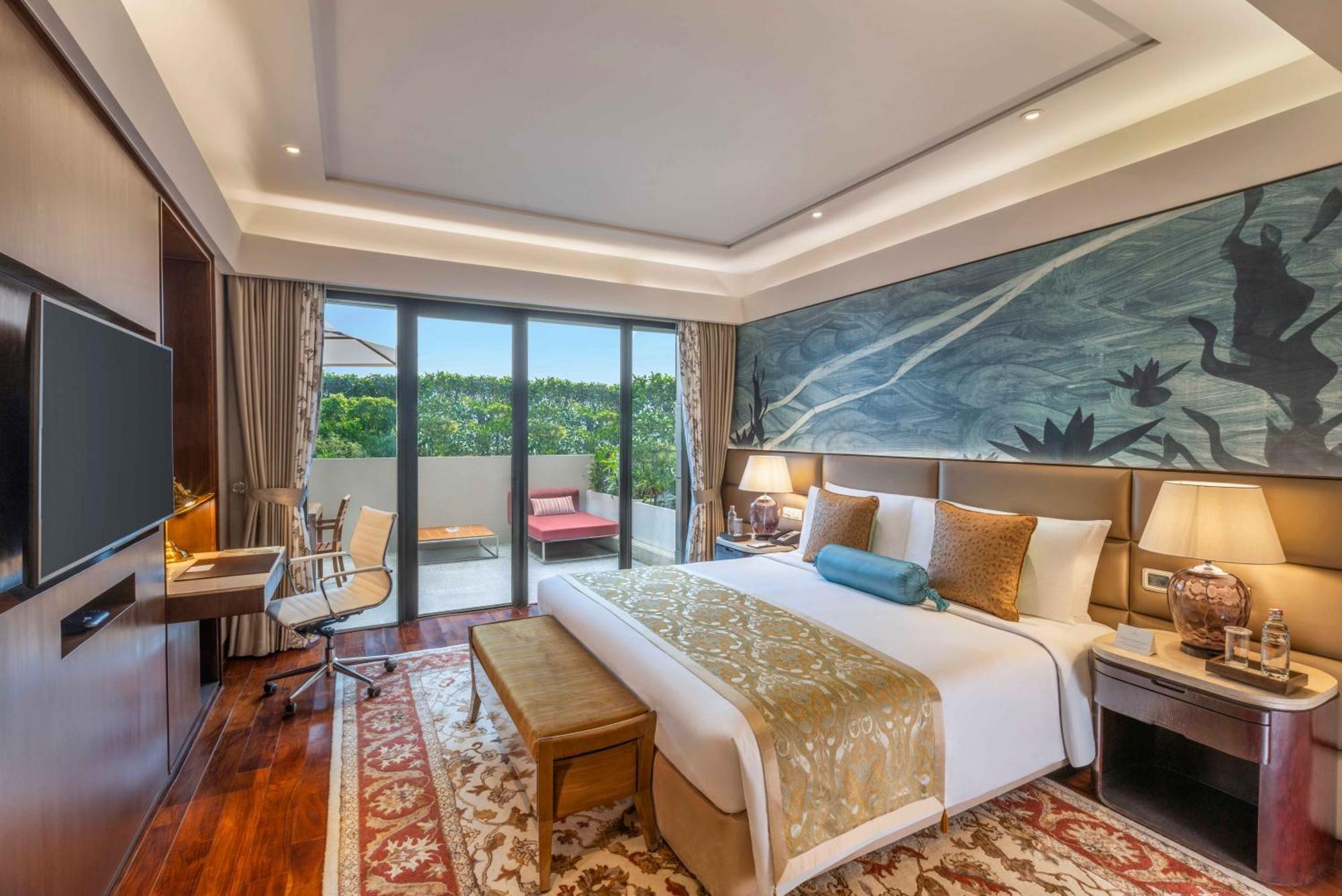 The Leela Ambience Convention Hotel Delhi Νέο Δελχί Εξωτερικό φωτογραφία A bedroom at the hotel