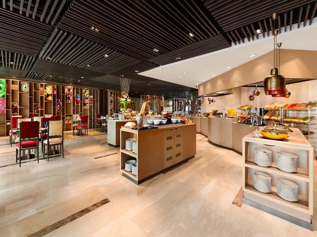 The Leela Ambience Convention Hotel Delhi Νέο Δελχί Εξωτερικό φωτογραφία The restaurant