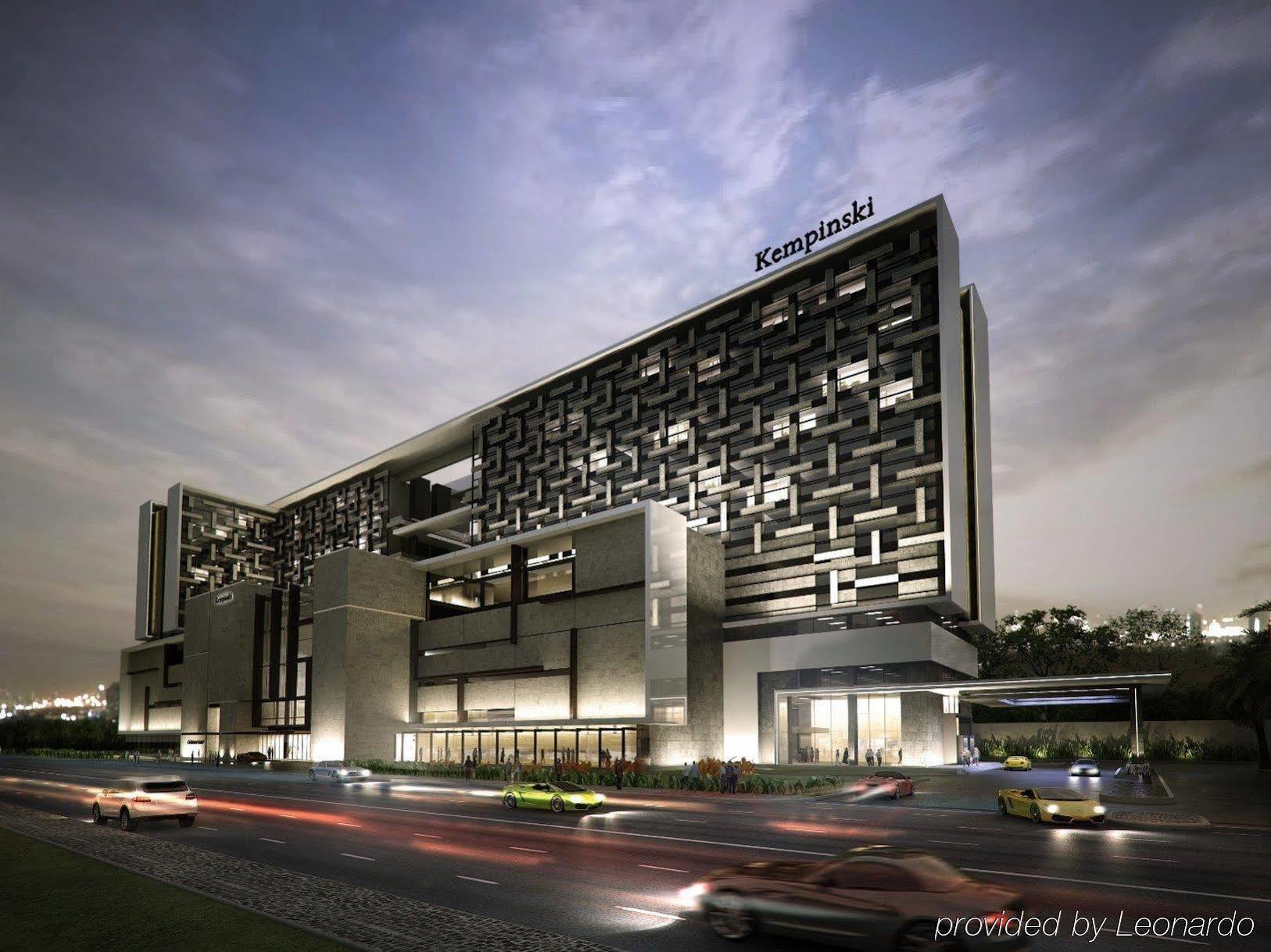 The Leela Ambience Convention Hotel Delhi Νέο Δελχί Εξωτερικό φωτογραφία The hotel in 2012