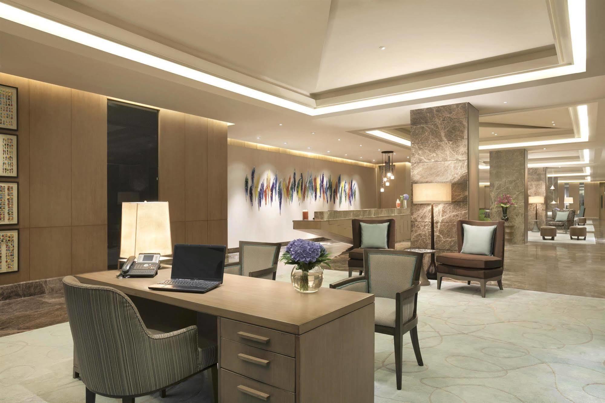 The Leela Ambience Convention Hotel Delhi Νέο Δελχί Εξωτερικό φωτογραφία The Concierge